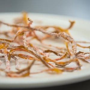 Des croustilles de pelures de carottes sucrées dans une assiette.
