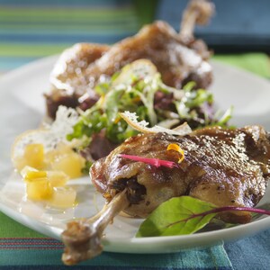 Des cuisses de canard avec verdure.