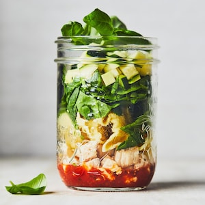 Un pot contenant une soupe à l’italienne sur un comptoir.
