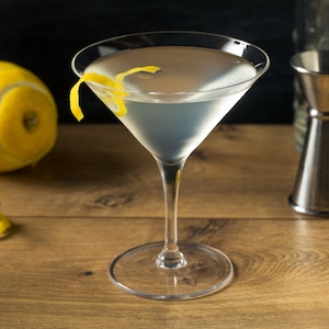 Un verre de martini garni d'un zeste de citron.