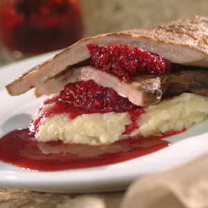 Foie de veau au vinaigre de framboise dans une assiette.