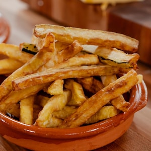 Un bol débordant de frites de courge.