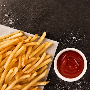 Des frites et un petit bol de ketchup.