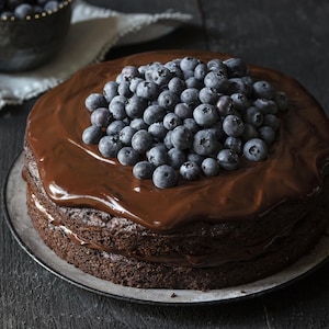 Un gâteau au chocolat sans gluten recouvert de bleuets.