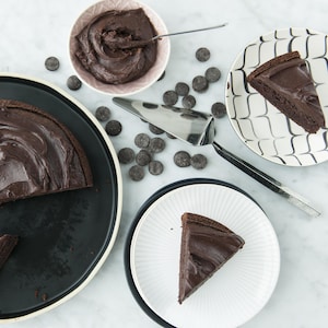 Des parts de gâteau au chocolat servies dans des assiettes à dessert.
