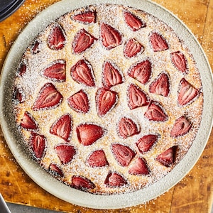 Un gâteau aux fraises dans une assiette. 