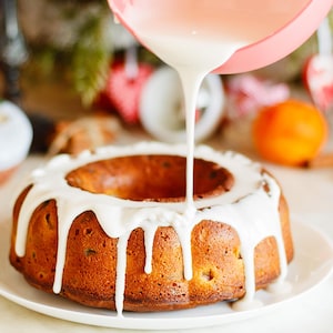 Du glaçage au sucre en train d'être versé sur un gâteau en couronne.