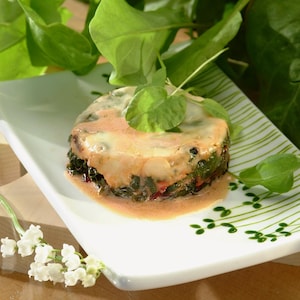 Gratin d'herbes dans une assiette.