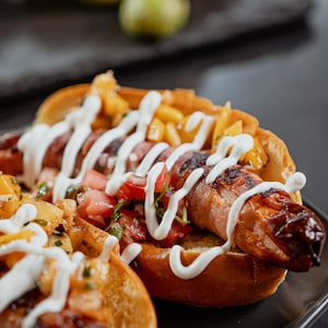 Deux hot-dogs style Sonora dans une assiette.