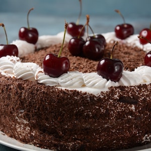 Un gâteau forêt-noire dans une assiette.