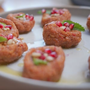 Des petites boulettes de tartare de bœuf syrien dans une assiette.