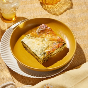 Un morceau de lasagne aux épinards et à la ricotta dans une assiette.