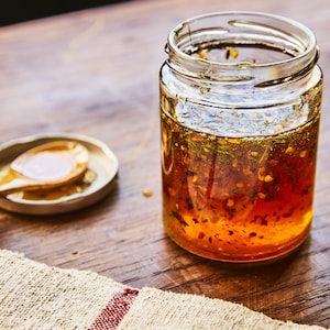 La recette de miel épicé dans un pot en verre.