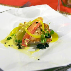 Un morceau de morue et de crabe recouvert de sauce au chardonnay.