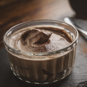 Une mousse au chocolat noir dans une verrine.