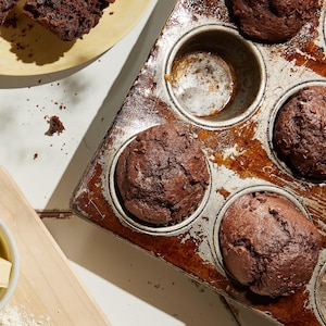 Muffins au chocolat cuit dans un moule à muffins.
