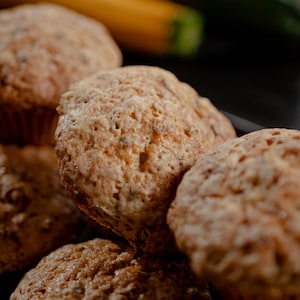 Plusieurs muffins aux courgettes prêts à être dégustés.