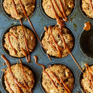 Muffins aux pommes dans un plaque, recouverts d'un filet de dulce de leche.