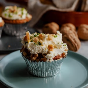 Un muffin tartiné de glaçage servi dans une assiette.