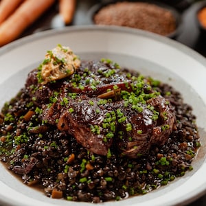De l'osso buco de porc au vin rouge dans un bol.