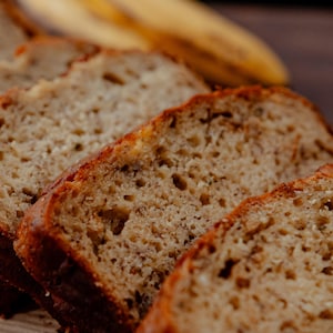 Des tranches de pain aux bananes au miel et au romarin.