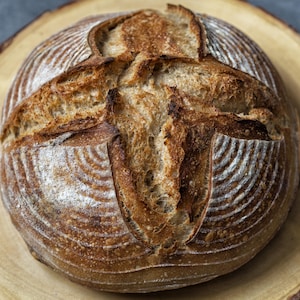 Une miche de pain français sur une planche en bois.