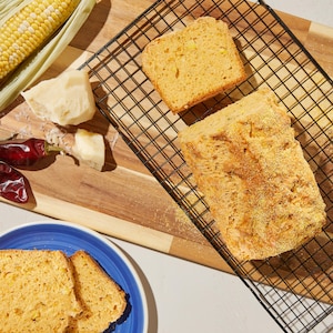 Un pain au maïs sur une grille.