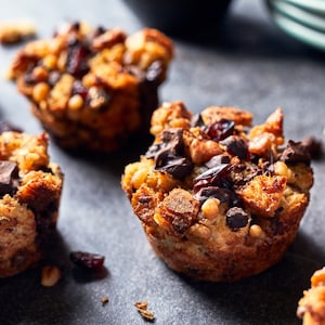 Plusieurs petites portions de pain perdu choco-canneberge sous forme de muffin.