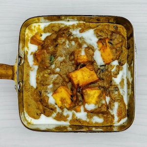 Une casserole remplie de paneer dhaba masala.