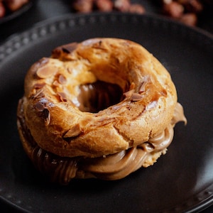 Paris-brests dans une assiette.