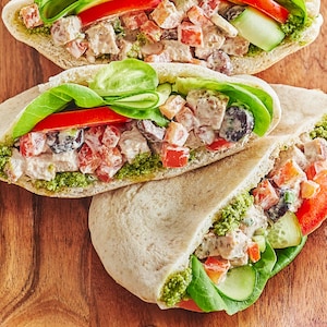 Des pitas à la salade de porc dans un plateau de présentation.