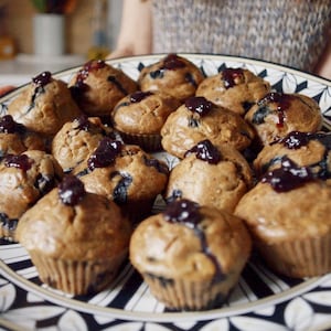 Des muffins présentés sur une grande assiette. 
