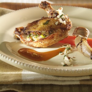 Une poitrine de poulet farcie dans une assiette blanche.
