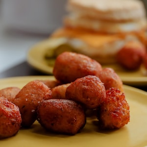 Des pommes de terre de style hash brown servies dans une assiette.