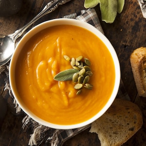 Potage à la courge musquée dans un bol.