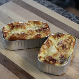 Deux quiches sans pâte sur une planche à découper.