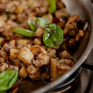 Une poêle remplie de ragoût d'aubergines.