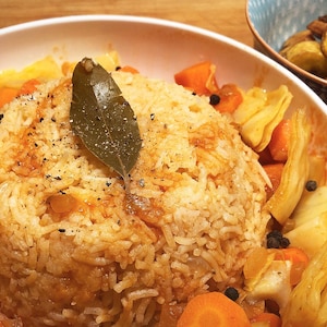 Un plat de riz gras avec légumes bananes rôties à la façon ivoirienne.