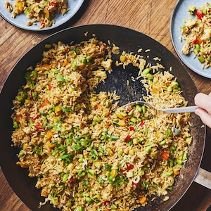 Grande poêle remplie de riz frit.