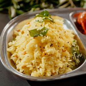 Du riz à la lime dans une assiette compartimentée avec deux sauces.