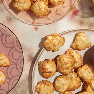 Des croquettes de style macarons dans une assiette.