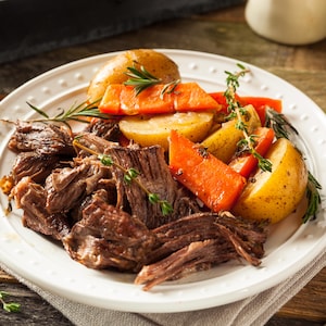 De la viande de bœuf et des légumes dans une assiette. 