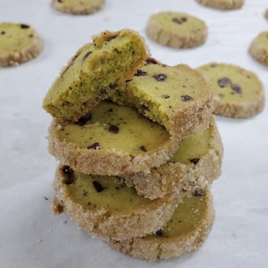 Des biscuits sablés diamant au beurre empilés sur une plaque.