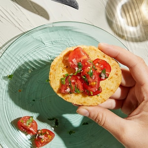 Sablé au parmesan garni de tomates.