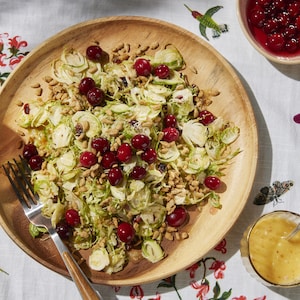 Un plat de salade de chou de Bruxelles avec ses garnitures.