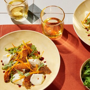 Une assiette avec de la salade de courge rôtie et ses garnitures.