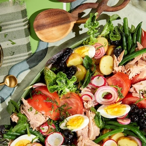 Un plat de salade niçoise sur une table.