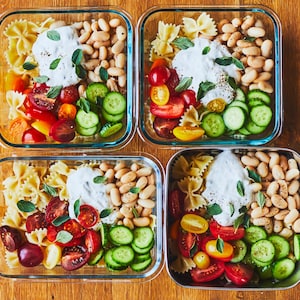 Salade de pâtes crémeuse au tzatziki dans quatre bols en vitre.