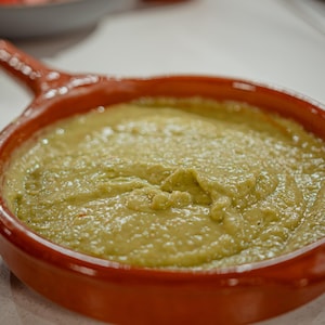Un caquelon rempli de salsa verde.