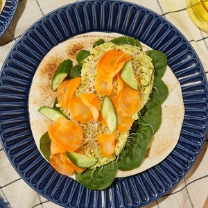Sandwich à la salade de tofu dans une assiette.